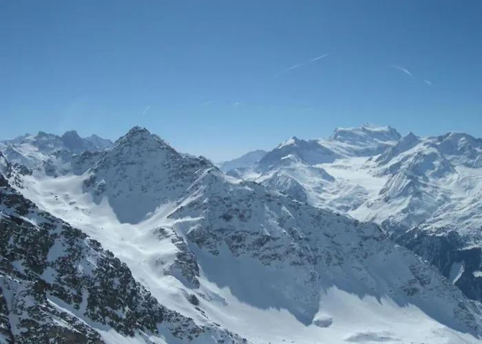 Flat In Near Lift & Slopes