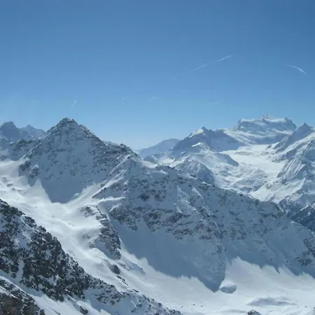 Flat In Near Lift & Slopes